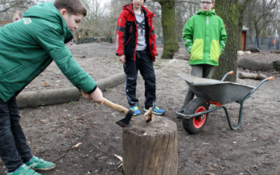 Holzhacken und Feuermachen