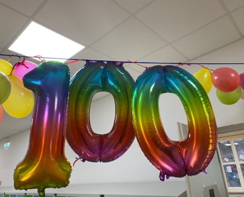 Am 27. Januar 2022 feierten wir mit den ersten Klassen ihre 100 ersten Schultage. Zur Feier des Tages zündeten wir in der Aula eine 100-Tage-Kerze an und überreichten feierlich jedem Kind eine Ansteckmedaille. Nachdem die Kinder mit den LehrerInnen 100 Sekunden lang ausgelassen durch die Aula tanzten, ging es an die vielen Stationen, an denen sich alles um die Zahl 100 drehte. Ob Schachteln oder Kronen basteln, Gummibärchen ordnen oder lustige Fotos in der Fotobox – wir hatten hundertfach und hundertprozentig Spaß. Vielen Dank an unsere Erstklässler, dass ihr so fröhlich und motiviert mitgemacht habt!