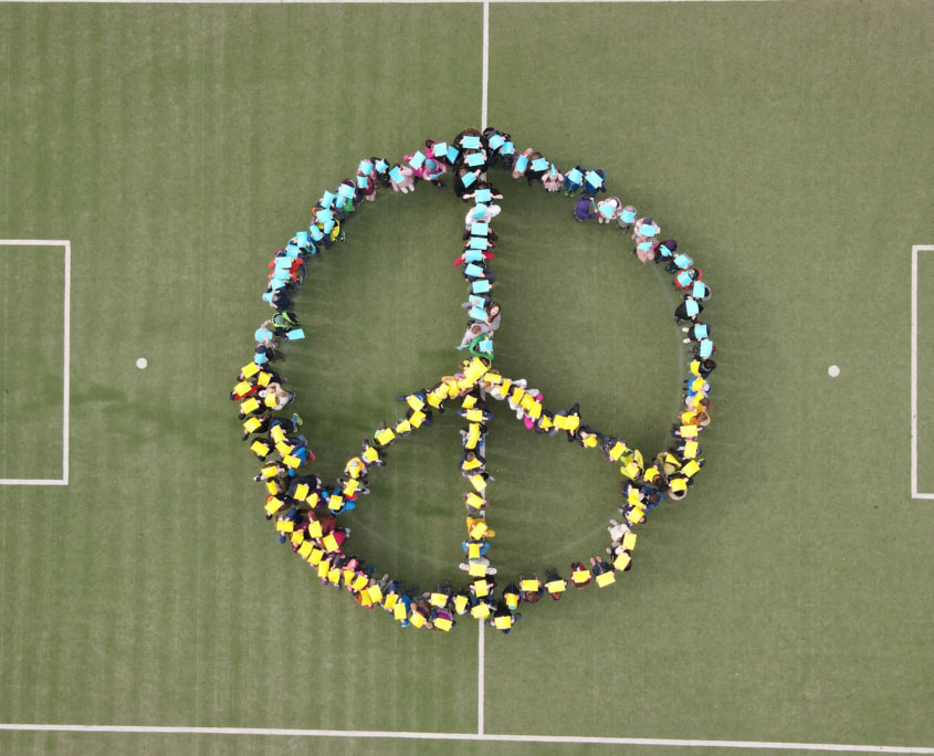 krea-grundschule-Peace-Zeichen-in-Treptow-feature