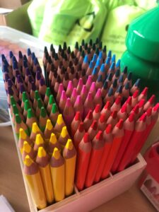 krea-grundschule-Buntstifte-Knete-3