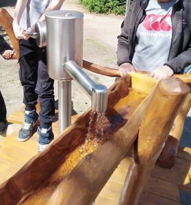 krea-grundschule-Neuer Wasserspielplatz mit Esel-3
